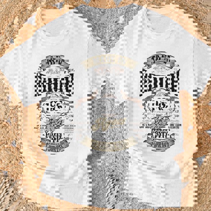 ヴィンテージ還暦祝い 1965年2月生まれ 60歳 Tシャツ 高齢者への贈り物