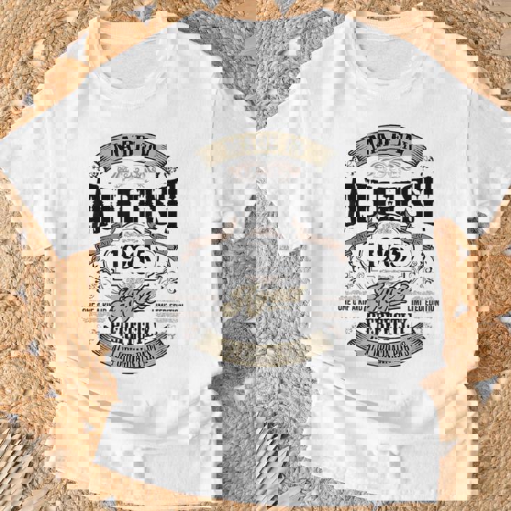 ヴィンテージ還暦祝い 1965年8月生まれ 60歳 Tシャツ 高齢者への贈り物