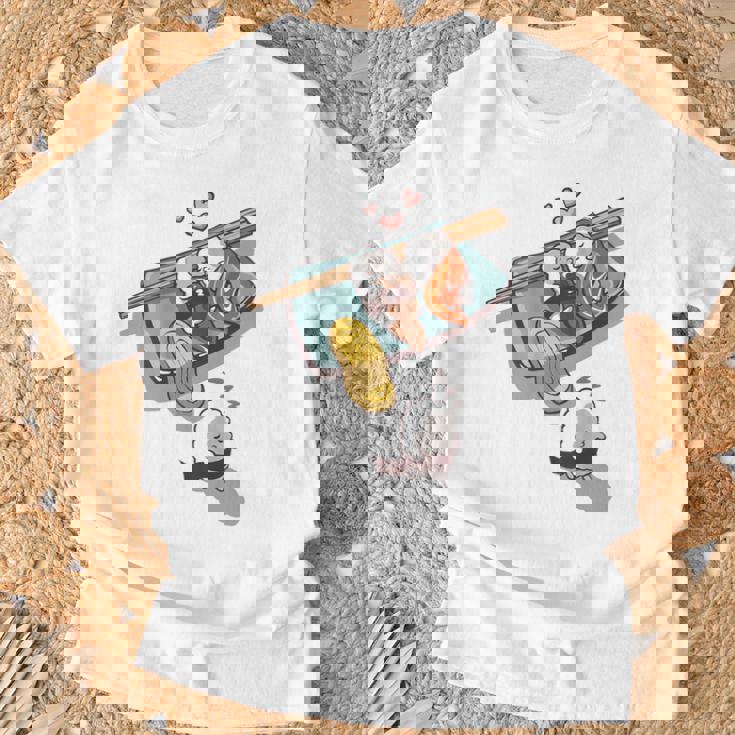 一緒に寝る 寿司 と 寝ぼける 寿司 たまご サーモン 穴子 Tシャツ 高齢者への贈り物