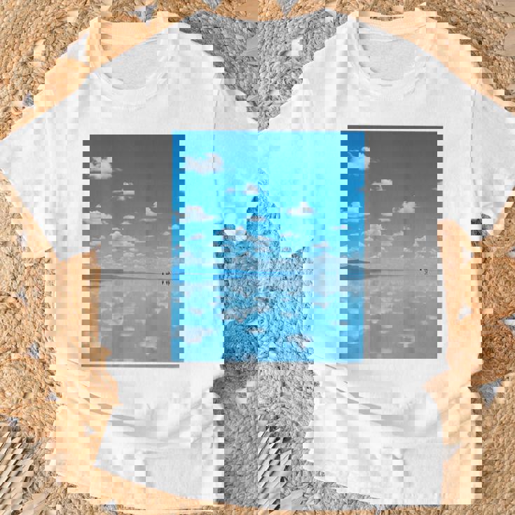 世界一美しい鏡張りの風景 Tシャツ 高齢者への贈り物