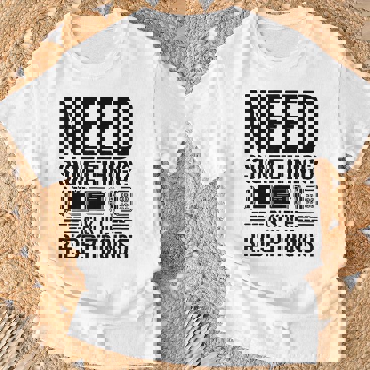 受付係の受付秘書に聞いて欲しいもの Tシャツ 高齢者への贈り物