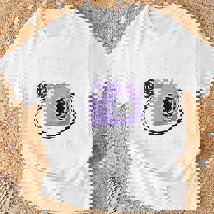 古希祝い 旅行好き 写真好き 撮影好き カメラ レトロ 父 母 男性 女性 70歳お祝い Ready To Travel Tシャツ 高齢者への贈り物