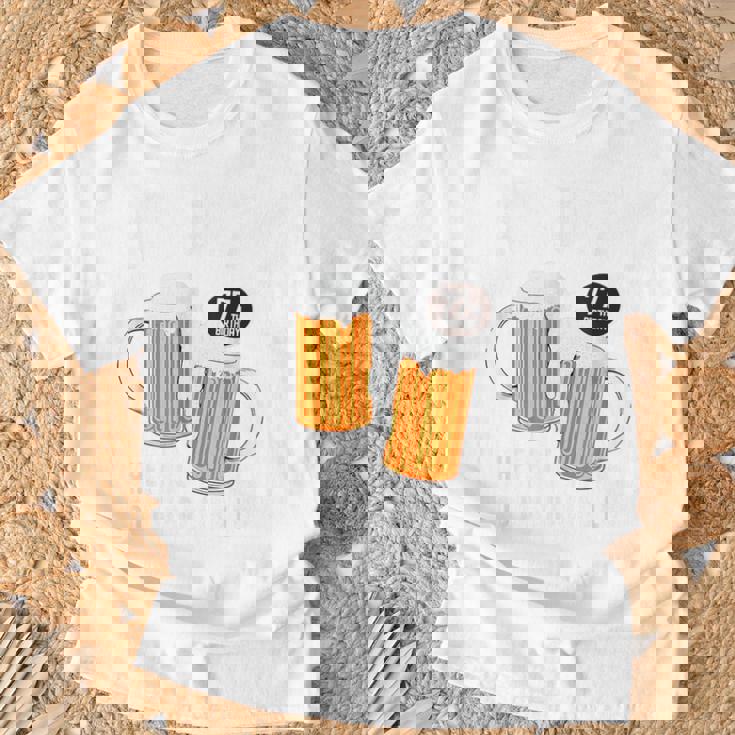 喜寿祝い ビール好き 酒好き 父 母 男性 女性 77歳お祝い Cheers To Embracing Life Tシャツ 高齢者への贈り物