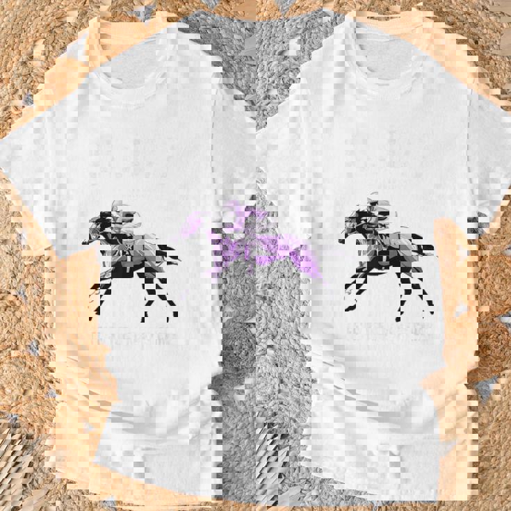 喜寿祝い 競馬好き うま 馬好き 父 母 男性 女性 77歳お祝い Life's Race Always Chase Tシャツ 高齢者への贈り物