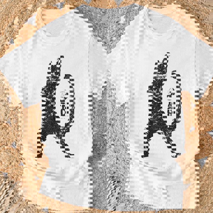 太極拳の練習をしている陽気な猫 陰陽 Tシャツ 高齢者への贈り物