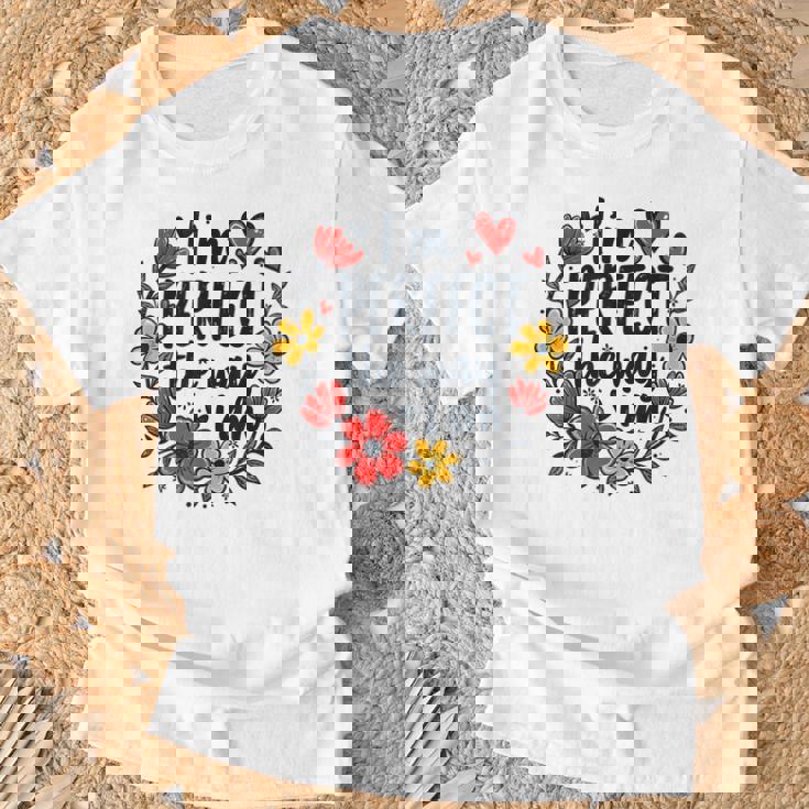 完璧なフローラルギフトアイデア I'm Perfect The Way I Am Tシャツ 高齢者への贈り物