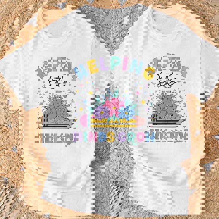 小さな心の成長を助ける ワイルドフラワー 幼稚園 先生 Tシャツ 高齢者への贈り物