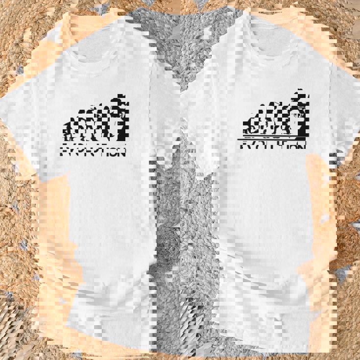 山愛好家 山登り好きにお勧めの面白い進化論 登山家のオシャレなイラスト Tシャツ 高齢者への贈り物