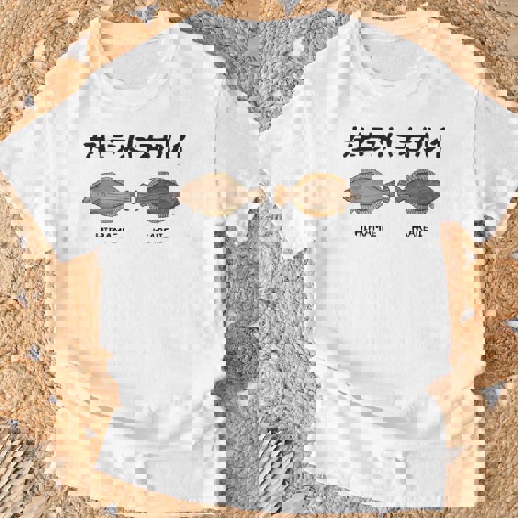 左ヒラメに右カレイ Hirame Karei 魚好き 願掛け 釣り好き 海釣り 趣味 おもしろ ネタ 趣味釣り 船 釣り Tシャツ 高齢者への贈り物