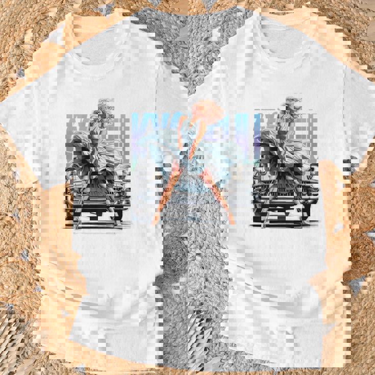 強風ピンナップガールとオールドアメ車のバックプリント Tシャツ 高齢者への贈り物