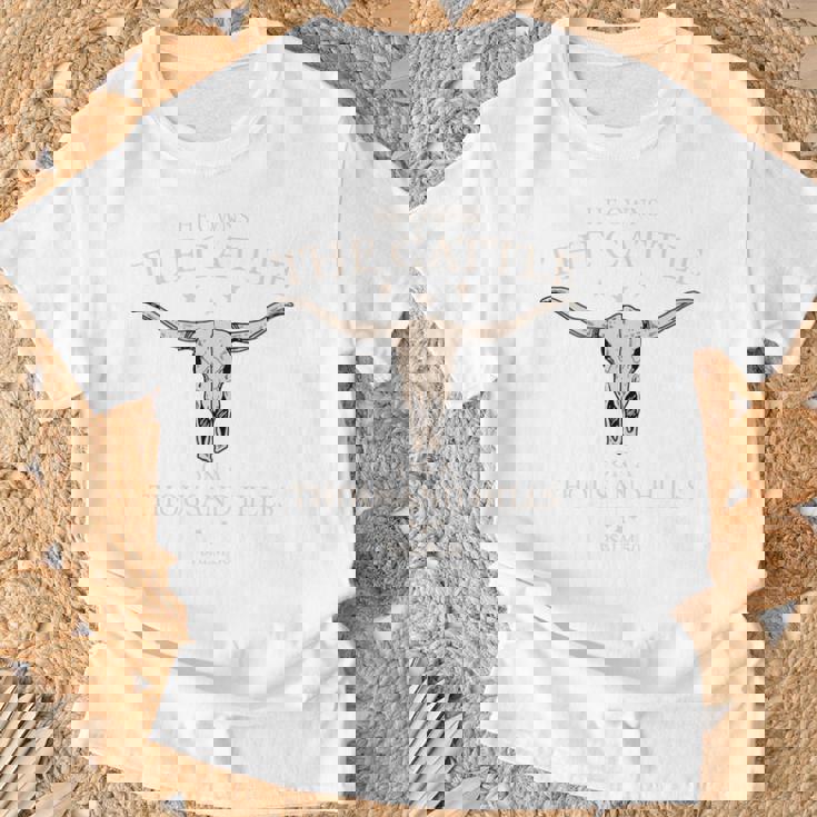 彼はザ・キャトル・オン・ア・サウザンド・ヒルズのクリスチャン・カウ・フェイス 長袖tシャツ Tシャツ 高齢者への贈り物