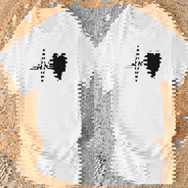 心電図のパターン ハートカラー ブラック Tシャツ 高齢者への贈り物