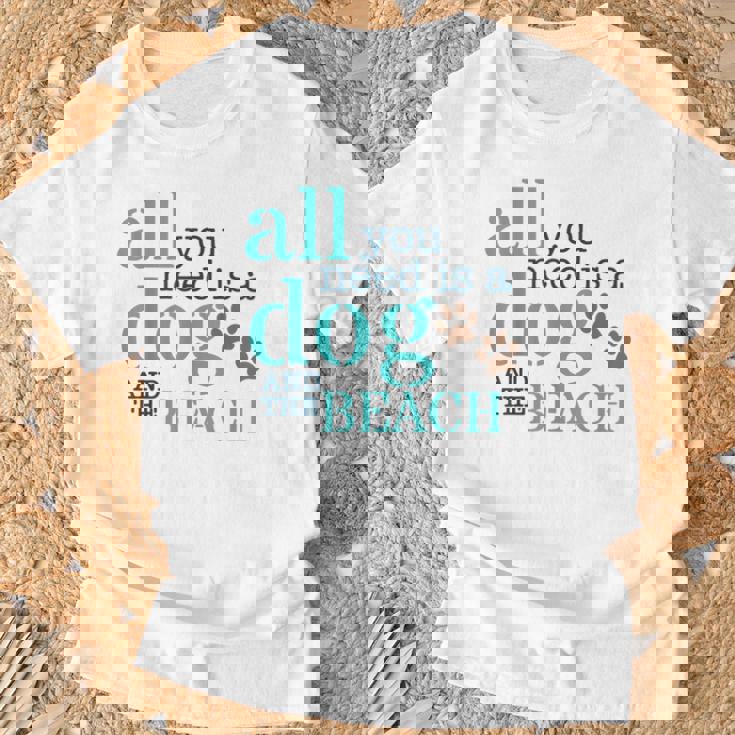 必要なのは犬とビーチ Tシャツ 高齢者への贈り物