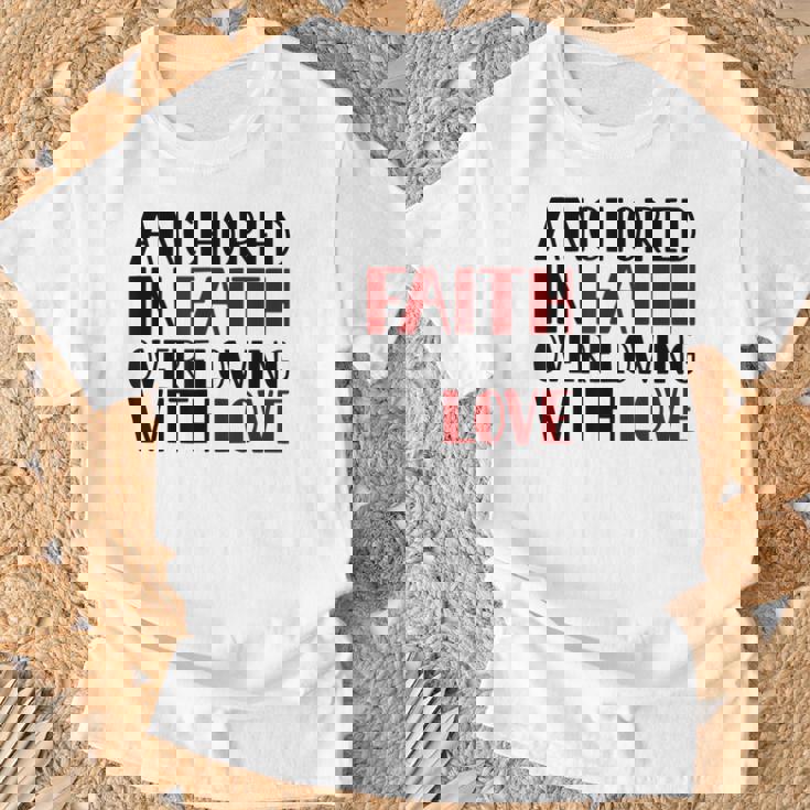 愛にあふれた信仰に定着するキリスト教バレンタイン。 Tシャツ 高齢者への贈り物