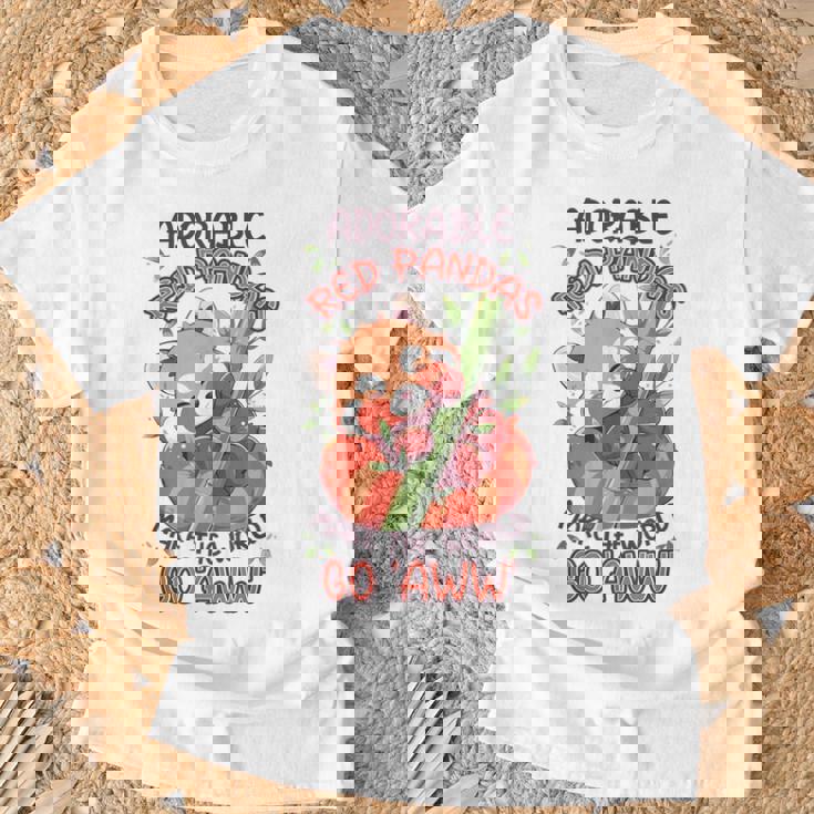 愛らしいレッサーパンダが世界を「Aww」にします。 Tシャツ 高齢者への贈り物