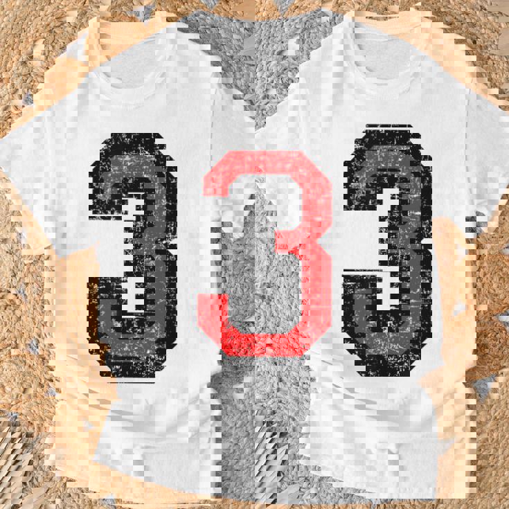 数字 3 ヴィンテージブラック&レッド Tシャツ 高齢者への贈り物