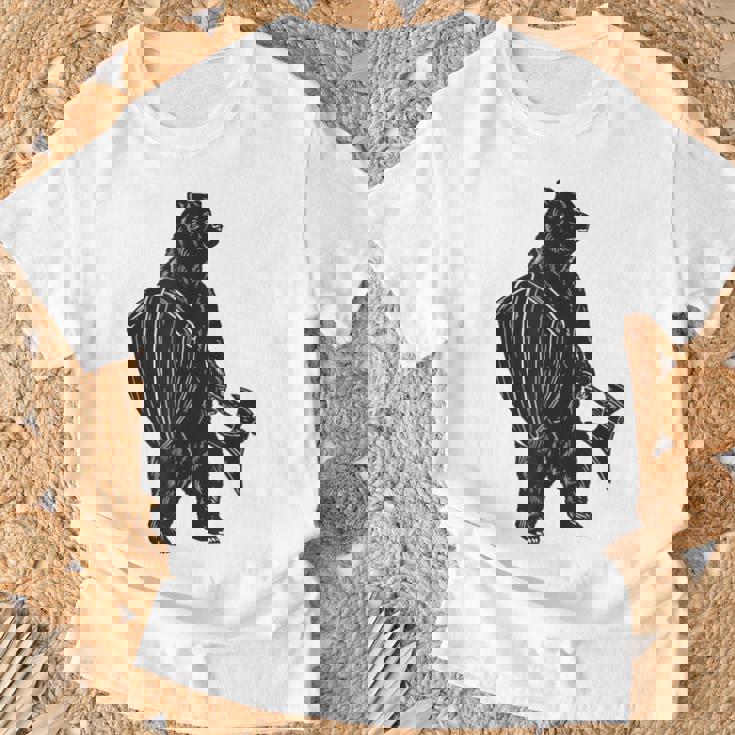 斧と盾を持った熊 中世の熊 バイキング Tシャツ 高齢者への贈り物