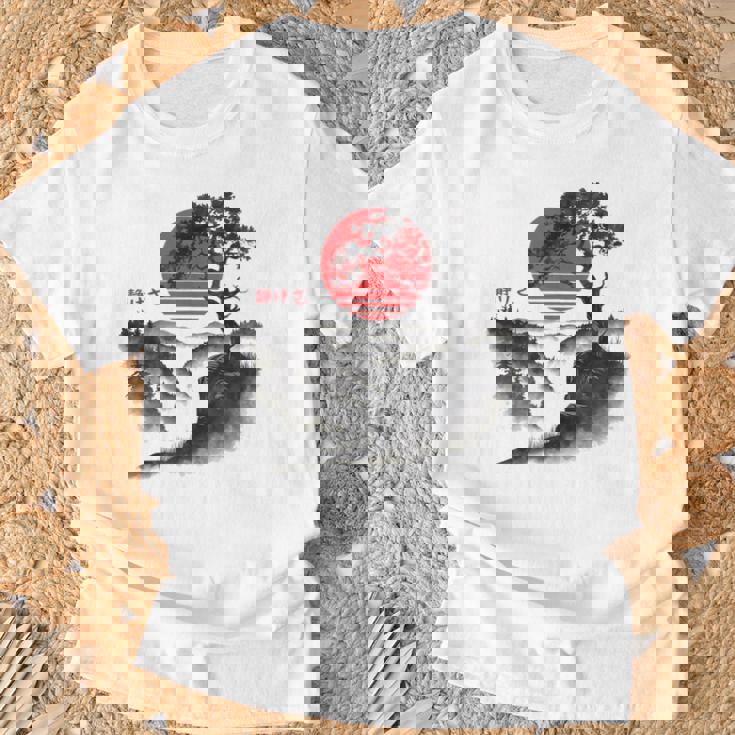 日本の木 赤い月 絵画 日本 夕日 男性 女性 Tシャツ 高齢者への贈り物