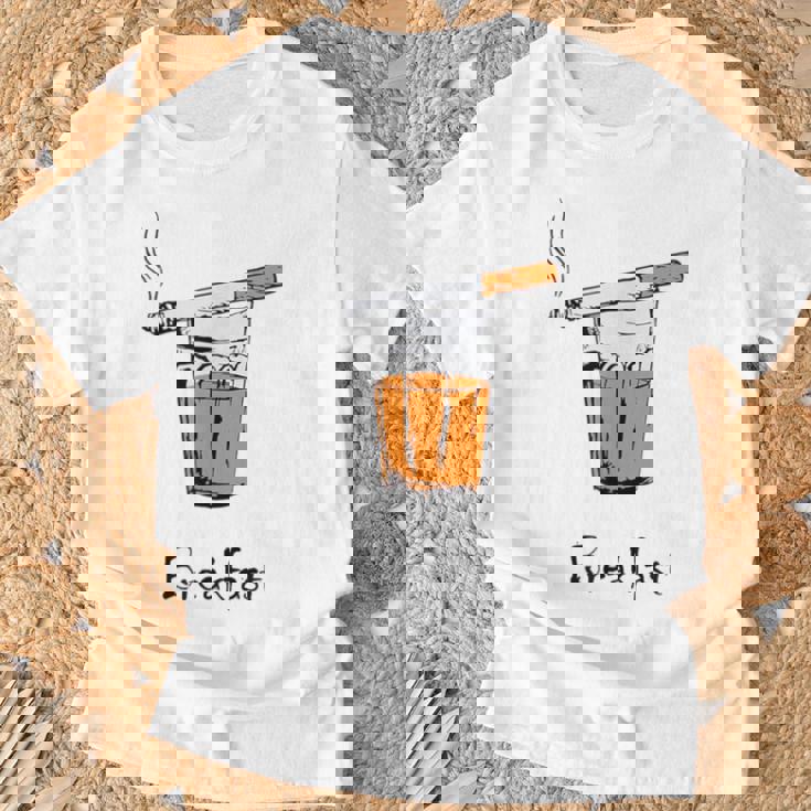 朝食タバコとウイスキー、面白いtシャツギフト。 Tシャツ 高齢者への贈り物