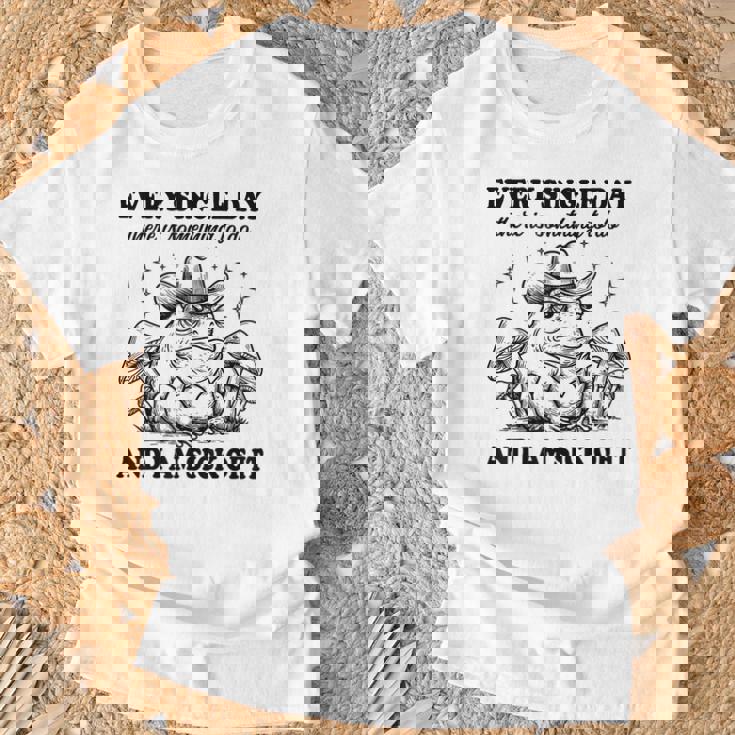 毎日、何かをすべきことがある、ウエスタンカウボーイのカエルのミーム Tシャツ 高齢者への贈り物