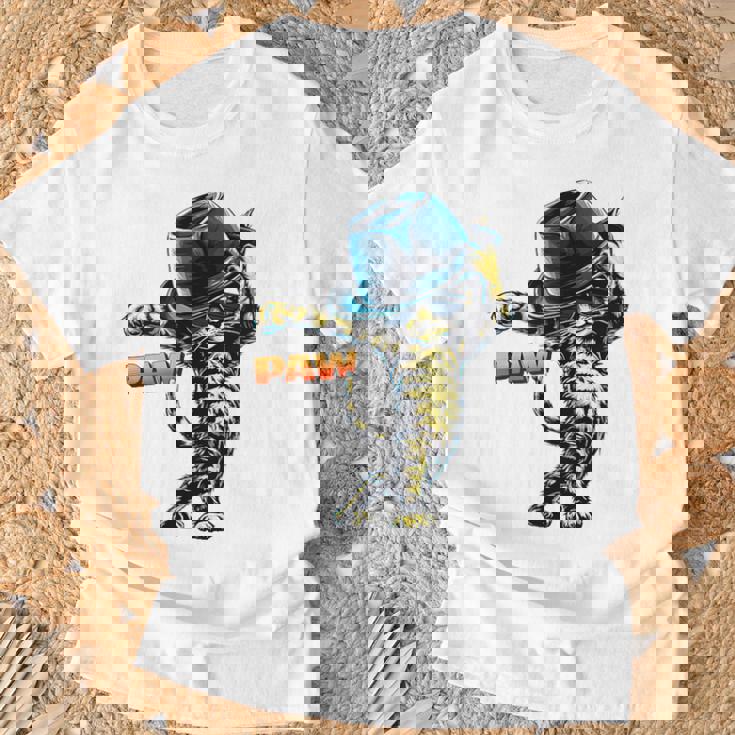 決めポーズの猫イラスト Pawの文字が光るダンス風デザイン Tシャツ 高齢者への贈り物