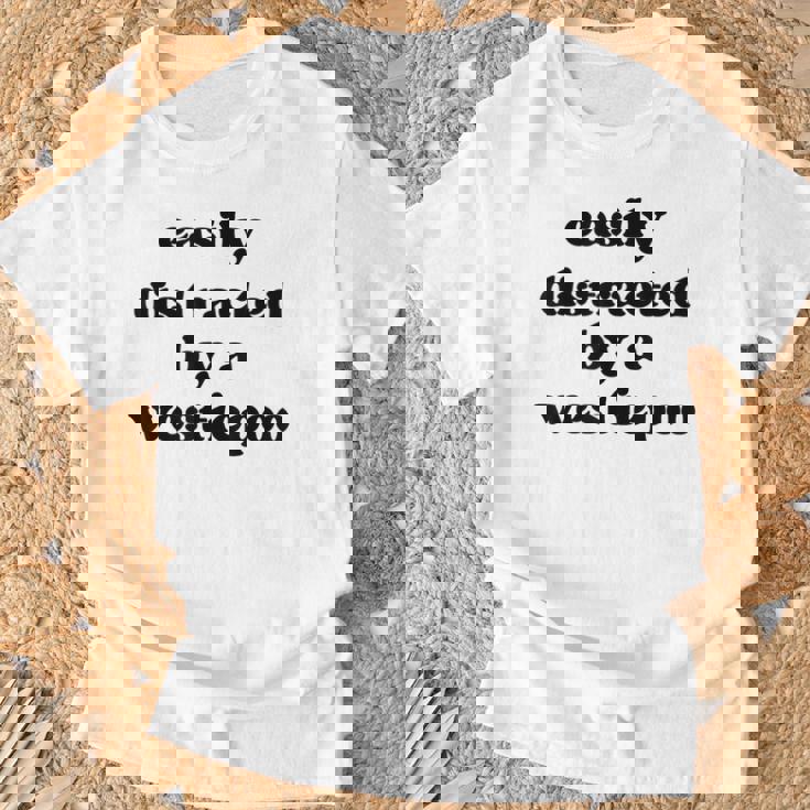 犬に気を取られる-犬のお父さんお母さんウェスティ・プードル・ウェスティプー Tシャツ 高齢者への贈り物