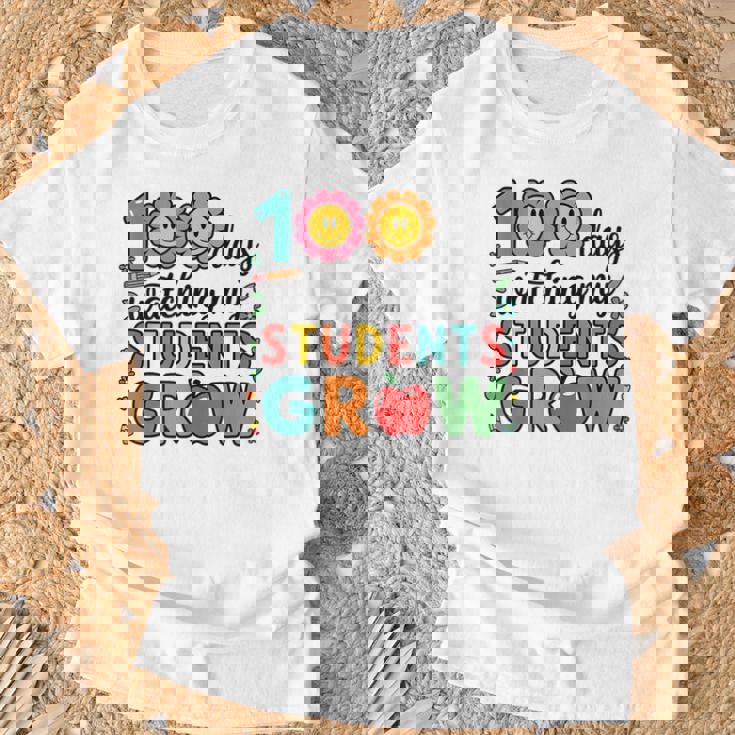 生徒たちが幸せに育つ100日間の学校を見る Tシャツ 高齢者への贈り物