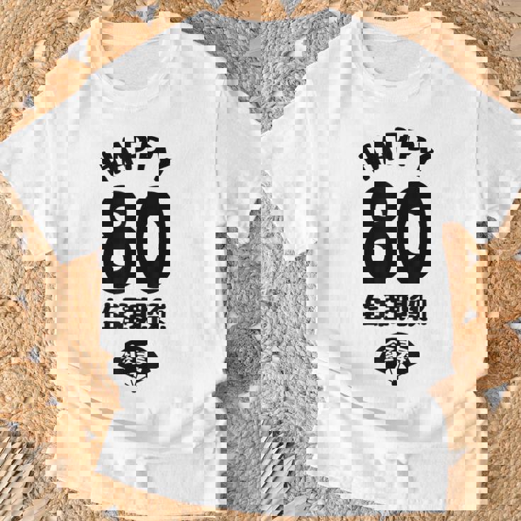 生涯現役 この身体８０年目 まだまだ行くぜ ハッピー ８０歳 傘寿祝い 長寿祝い おもしろ 傘寿 Tシャツ 高齢者への贈り物