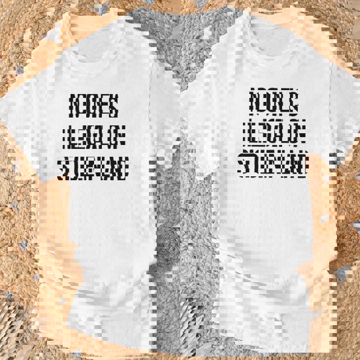 盗まれた土地では誰も違法ではない Tシャツ 高齢者への贈り物