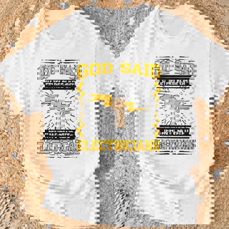 神は「光あれ」と言われてから、電気技師を創られた Tシャツ 高齢者への贈り物