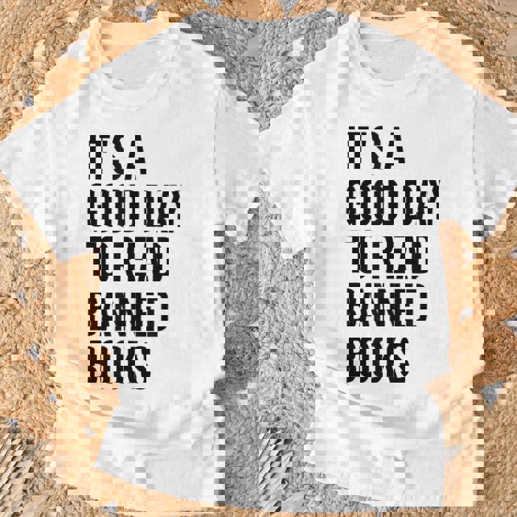 禁止された本を読むのに良い日だ面白いヴィンテージ Tシャツ 高齢者への贈り物