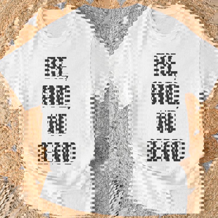 立ち上がって、頑張って、優しくして、ジム、ハッスル、成功、モチベーション Tシャツ 高齢者への贈り物