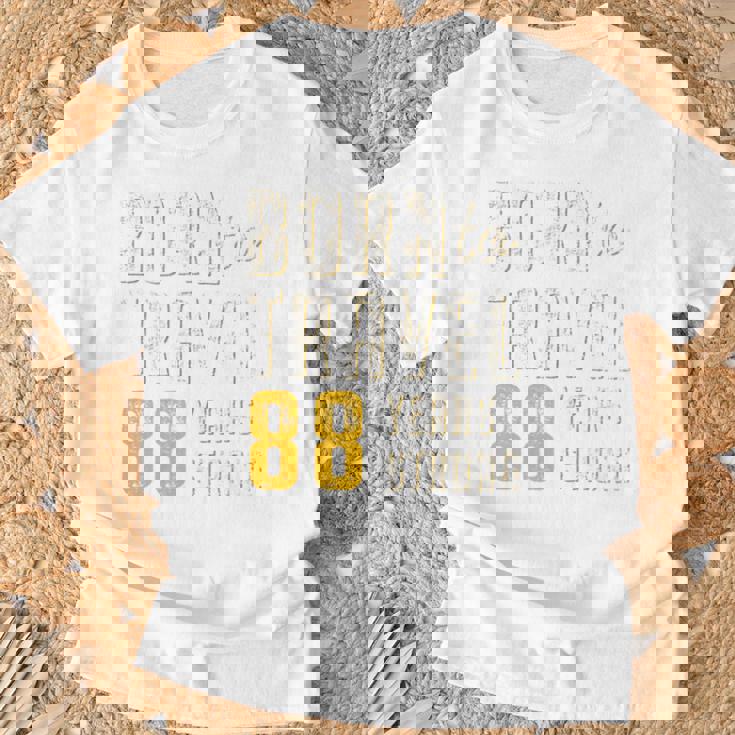 米寿祝い 旅行好き 父 母 男性 女性 88歳 レトロ おしゃれ 文字デザイン Born To Travel 長袖tシャツ Tシャツ 高齢者への贈り物