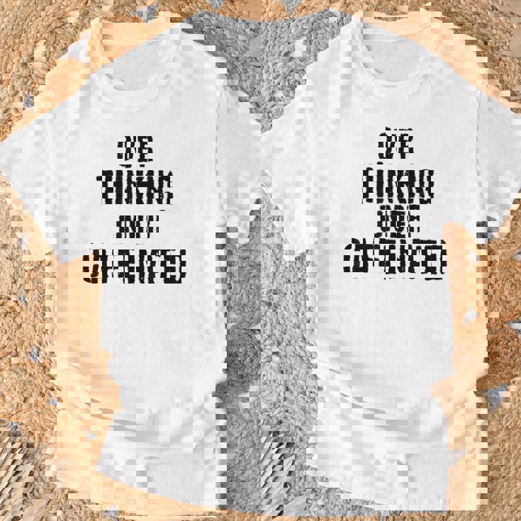 考えすぎてカフェイン入りの面白い Tシャツ 高齢者への贈り物