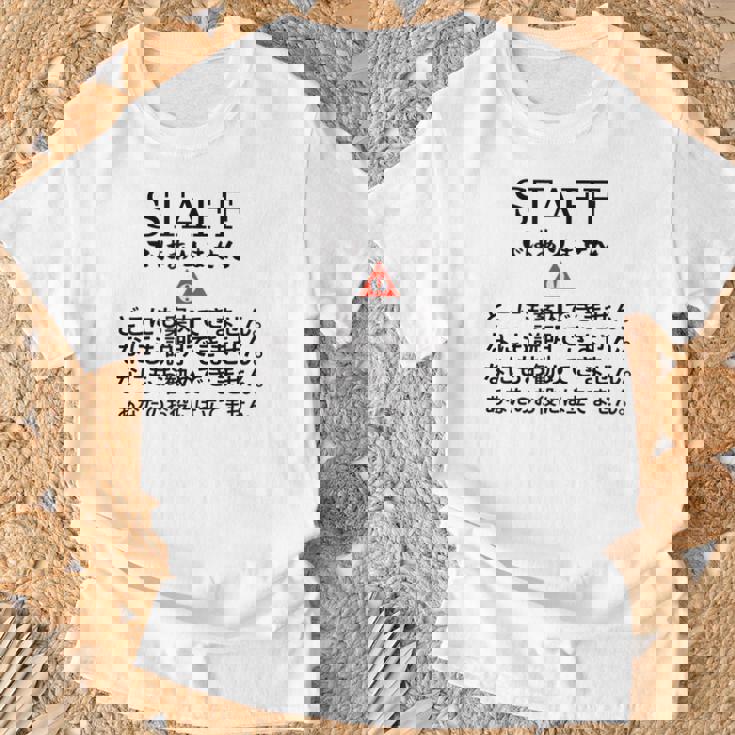 職場で使えるstaffではありませんユーモアグラフィック Tシャツ 高齢者への贈り物
