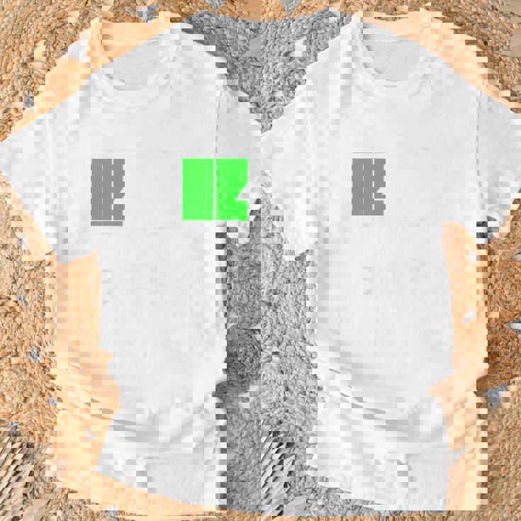 背中【充電中】電池 バッテリー おもしろ 面白い ギャグ ネタ ウケ狙い 笑える ユーモア おバカな 個性的な Tシャツ 高齢者への贈り物