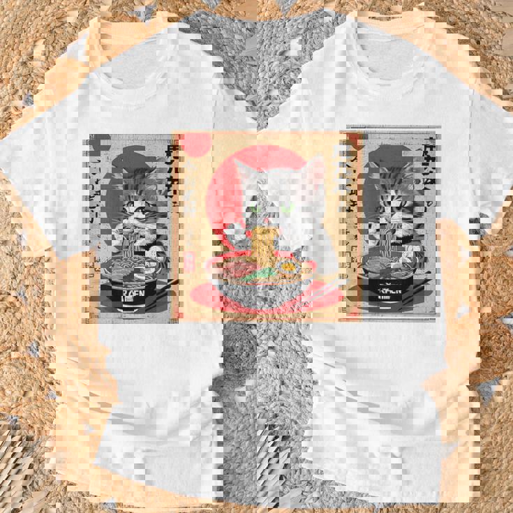 背中にラーメンを食べる緑色の目を持つ日本猫のデザイン。 Tシャツ 高齢者への贈り物