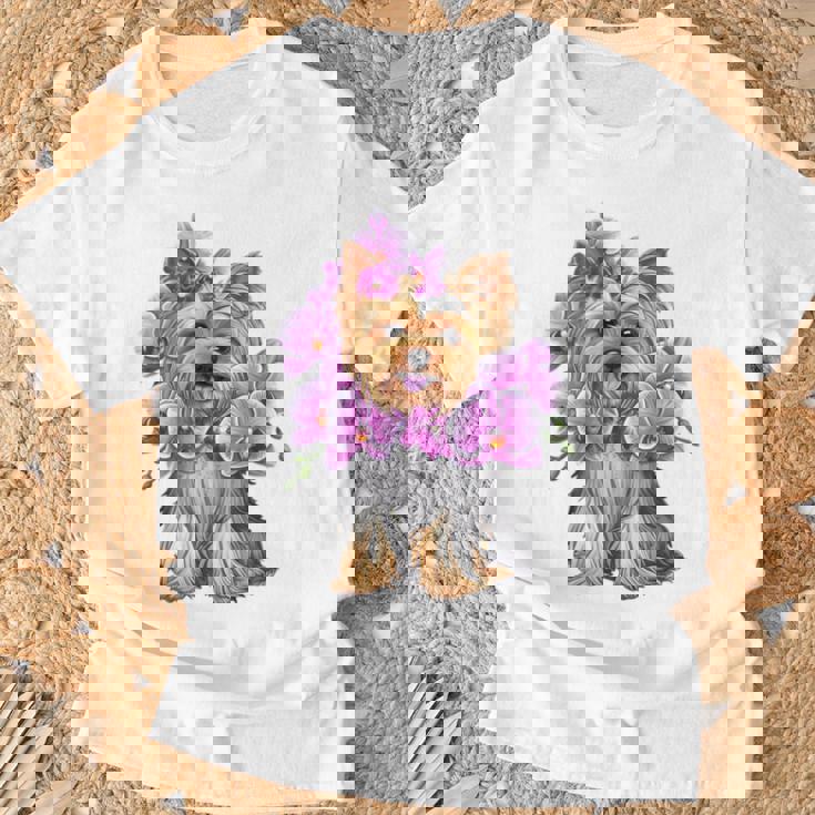 花を持つヨークシャー テリア 長袖tシャツ Tシャツ 高齢者への贈り物