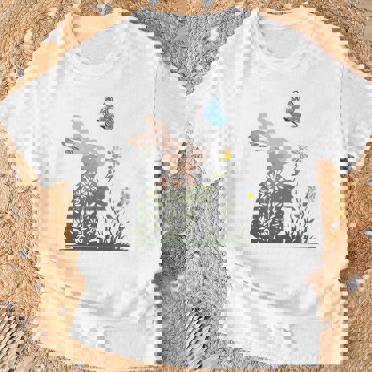 蝶のイースターとデイジーを保持している甘いウサギのウサギ 長袖tシャツ Tシャツ 高齢者への贈り物