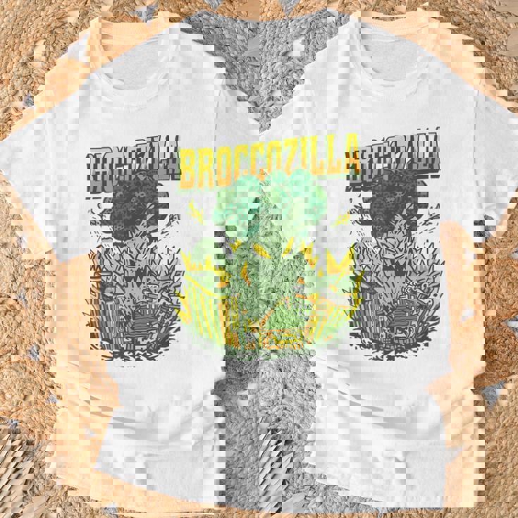 都市を攻撃する巨大なブロッコリーモンスター面白いブロッコリー Tシャツ 高齢者への贈り物