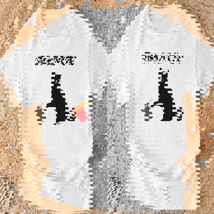 酒を与えないでください ねこイラスト お酒 ネタ 酒飲み お酒好き ビール好き 飲み会 かわいい おもしろ ネコ 猫 Tシャツ 高齢者への贈り物