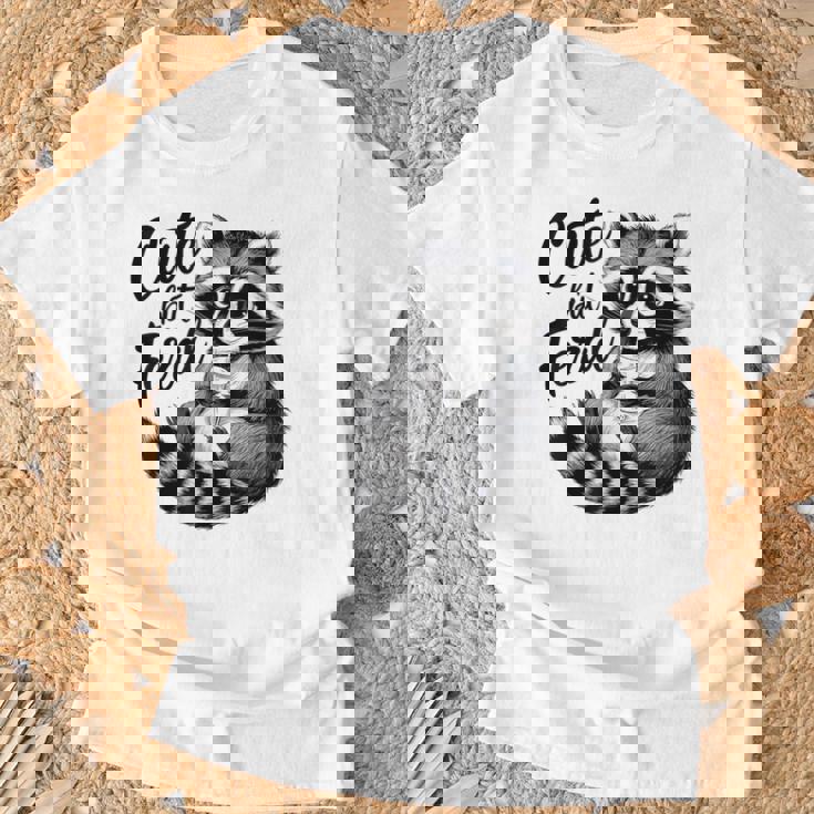 野生の女の子の夏の面白いミームかわいいけど野生のアライグマ休暇 Tシャツ 高齢者への贈り物