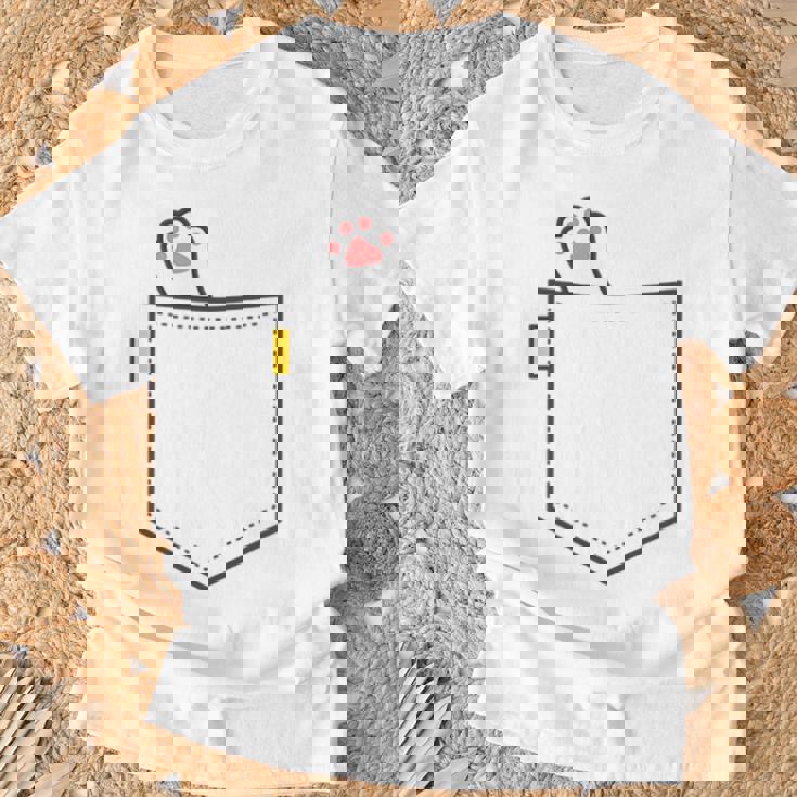 隠れネコ ねこ 猫 隠す 猫好き 猫の足 猫足 肉球 白猫 ワンポイント ポケット デザイン かわいい おもしろ Tシャツ 高齢者への贈り物