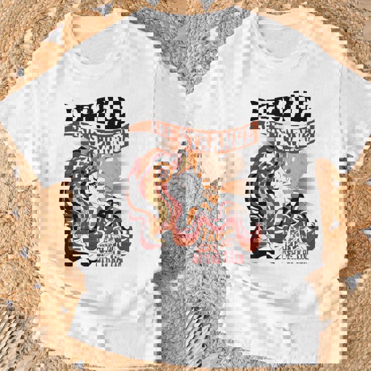 雨から顔が出てきて変な人が多いアパレル Tシャツ 高齢者への贈り物