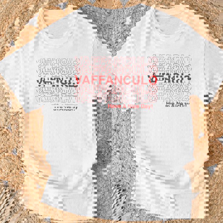 面白いvaffanculoデザイン イタリア語で素敵な一日を。 Tシャツ 高齢者への贈り物