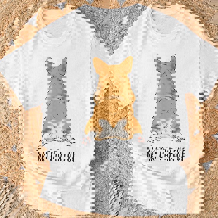 面白いコーギー、コーギーバット、コーギースプルーティング、コーギーママへのギフト。 Tシャツ 高齢者への贈り物