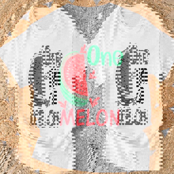 面白いスイカ ハワイのビーチでの休暇 メロンの中のかわいいもの Tシャツ 高齢者への贈り物