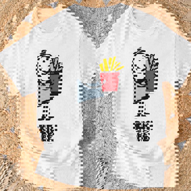 面白い漫画のキャラクターグラフィックが付いたクールでおいしいフライドポテト。 Tシャツ 高齢者への贈り物