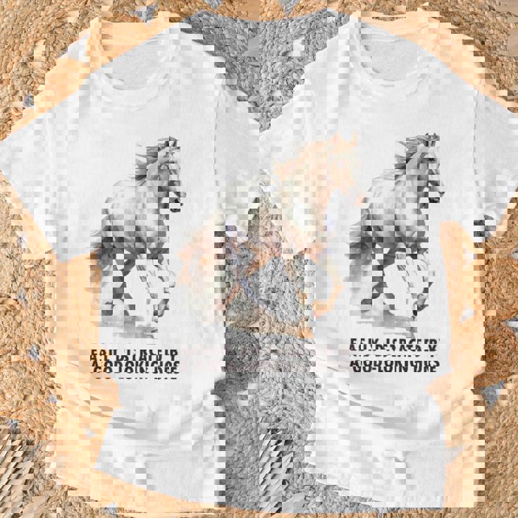 馬の水彩画、乗馬、優雅な高速ランニング馬 Tシャツ 高齢者への贈り物