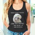Maltese Puppy Is On My Mind 面白い犬のオーナーデザイン タンクトップ